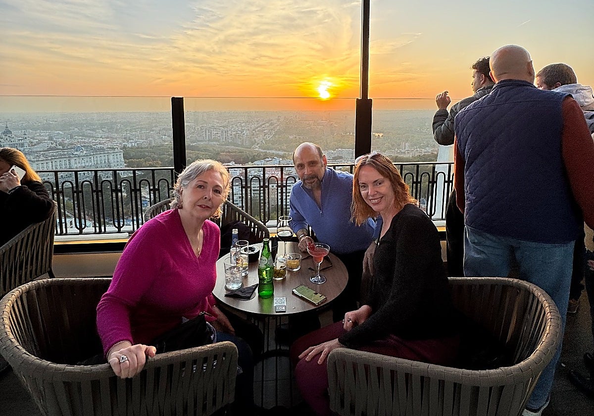 El estadounidense Evaristo Valle junto con su esposa y amigos en España