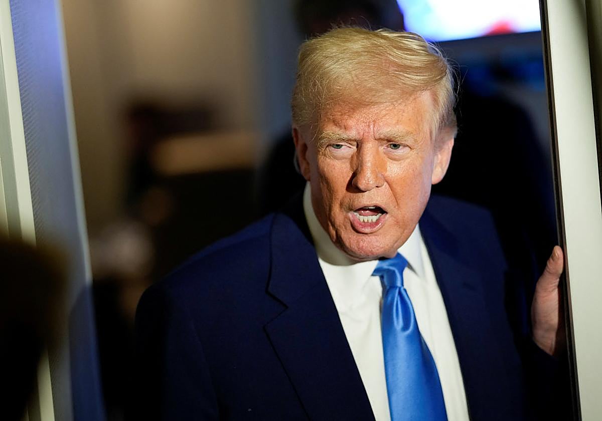 Donald Trump, durante su intervención en el Air Force One este domingo.