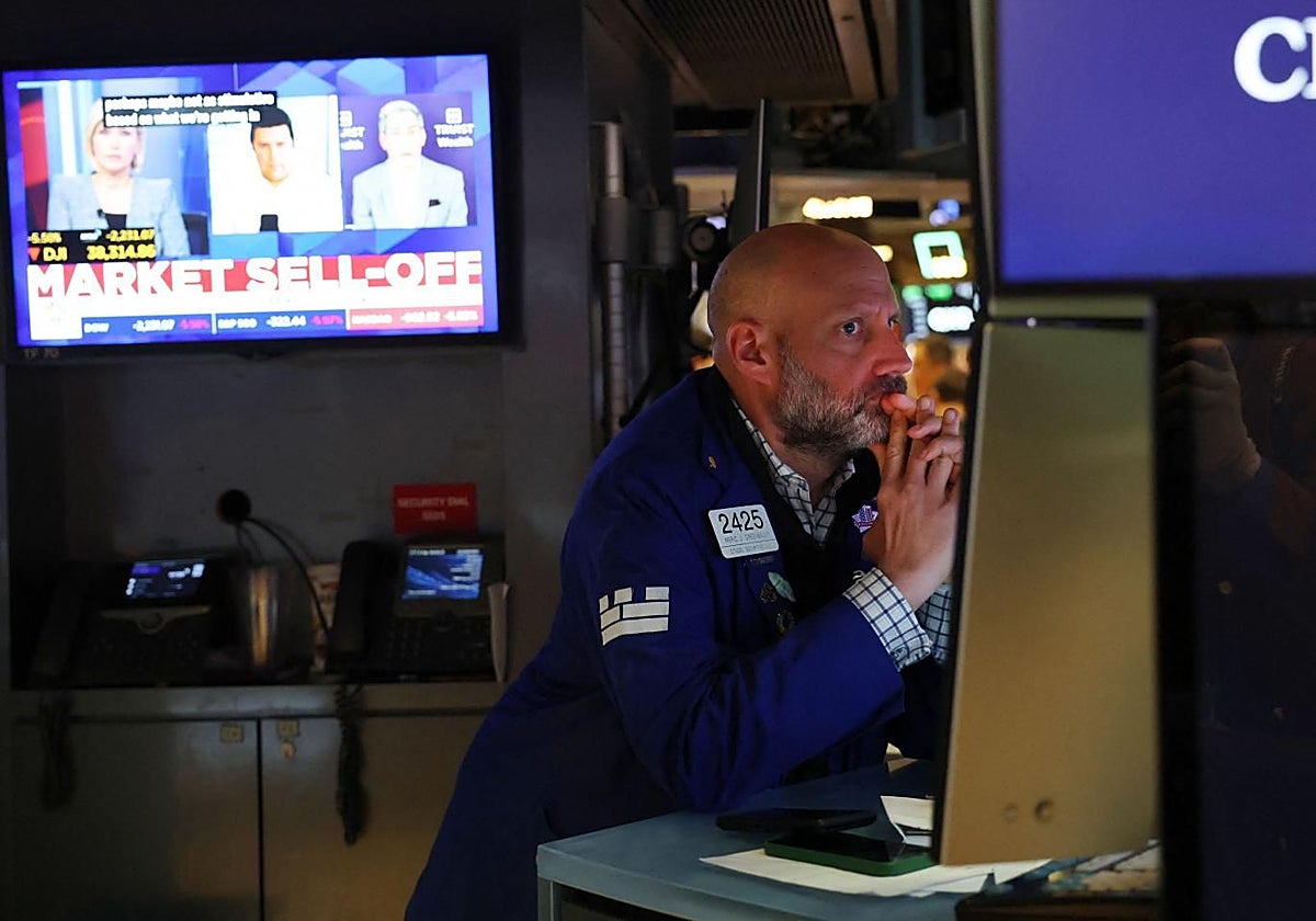 Un broker en Wall Street el viernes 4 de abril.