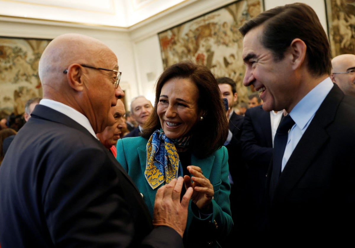 El presidente de Banco Sabadell, Josep Oliu (izq.), charla con la presidenta de Banco Santander, Ana Botín, y el presidente de BBVA, Carlos Torres