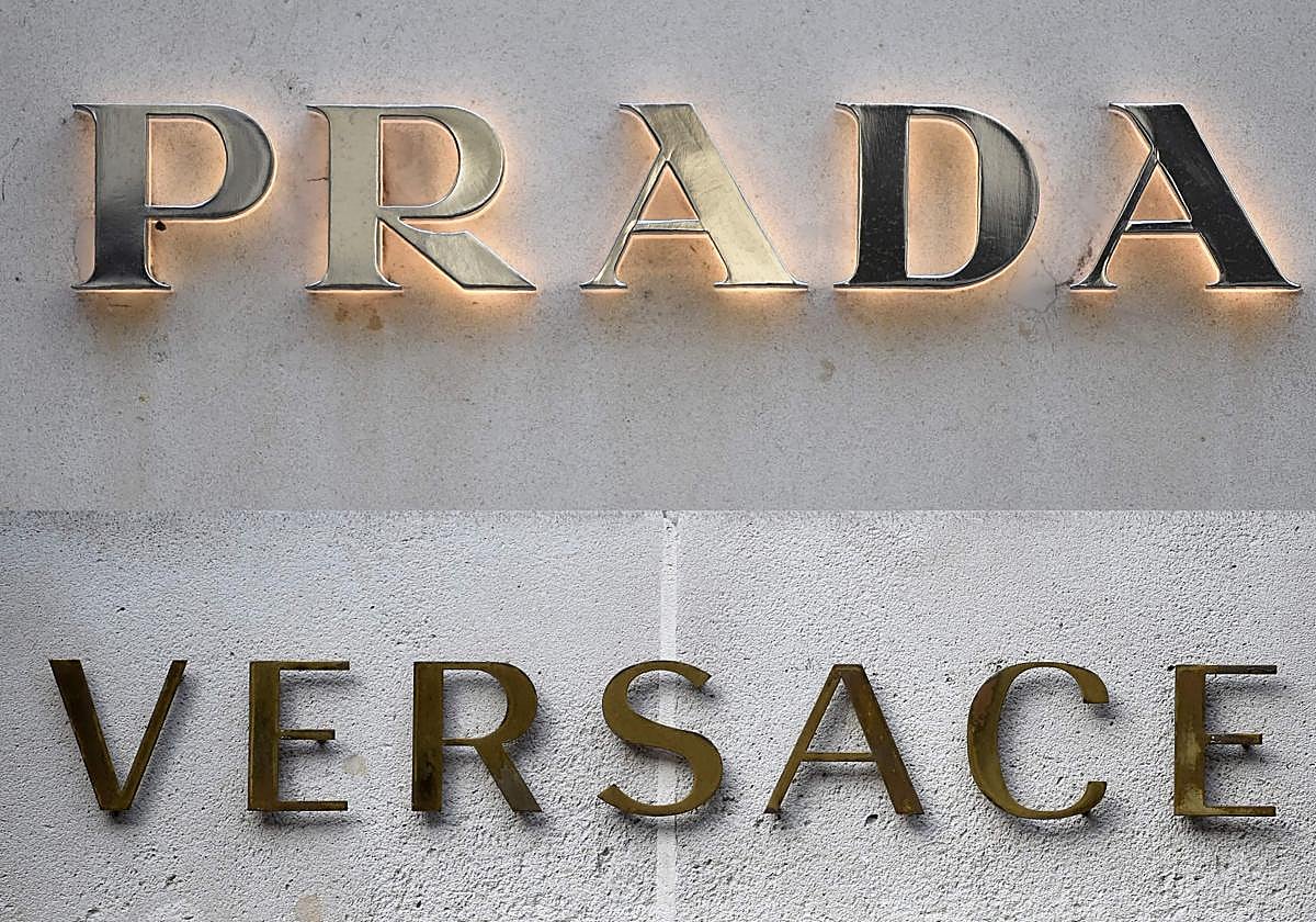 Logos de Prada y Versace