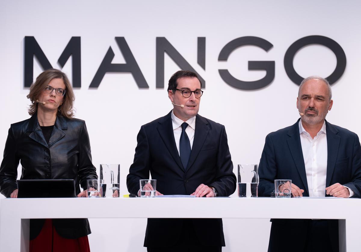 El presidente de Mango, Toni Ruiz, en el centro, junto a dos directivos