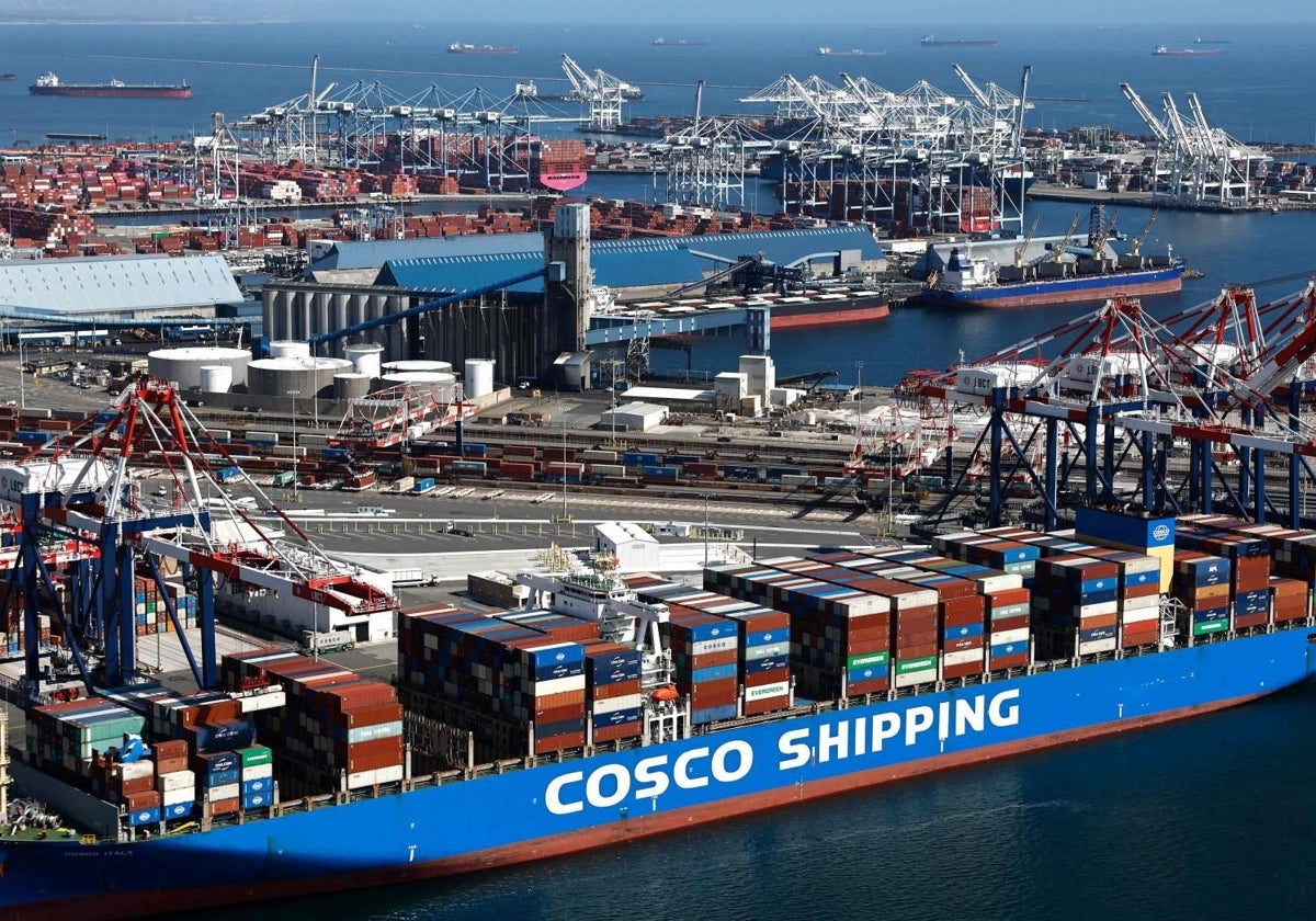 Un buque chino en el puerto de Los Ángeles