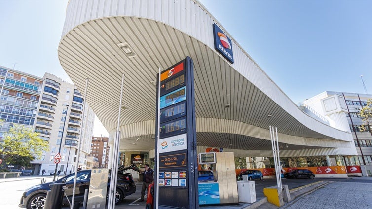 El precio de la gasolina da un respiro en Semana Santa con el petróleo en mínimos desde 2021