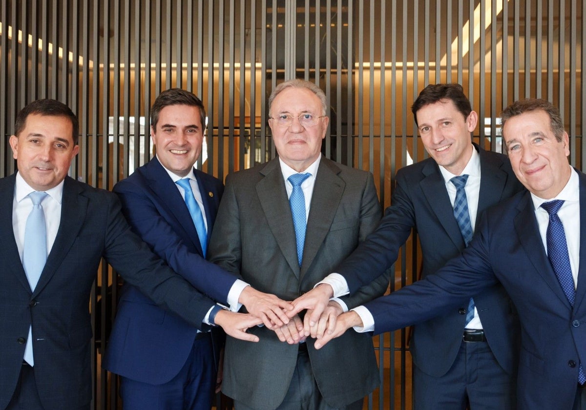 De izquierda a derecha: Xabier Sagredo, presidente de BBK, Mikel Jauregi, consejero de Industria del Gobierno vasco, José Antonio Jainaga, presidente de Sidenor, Noël d´Anjou, consejero de Hacienda del Gobierno vasco, y Jon Urresti, presidente de la Fundación Vital
