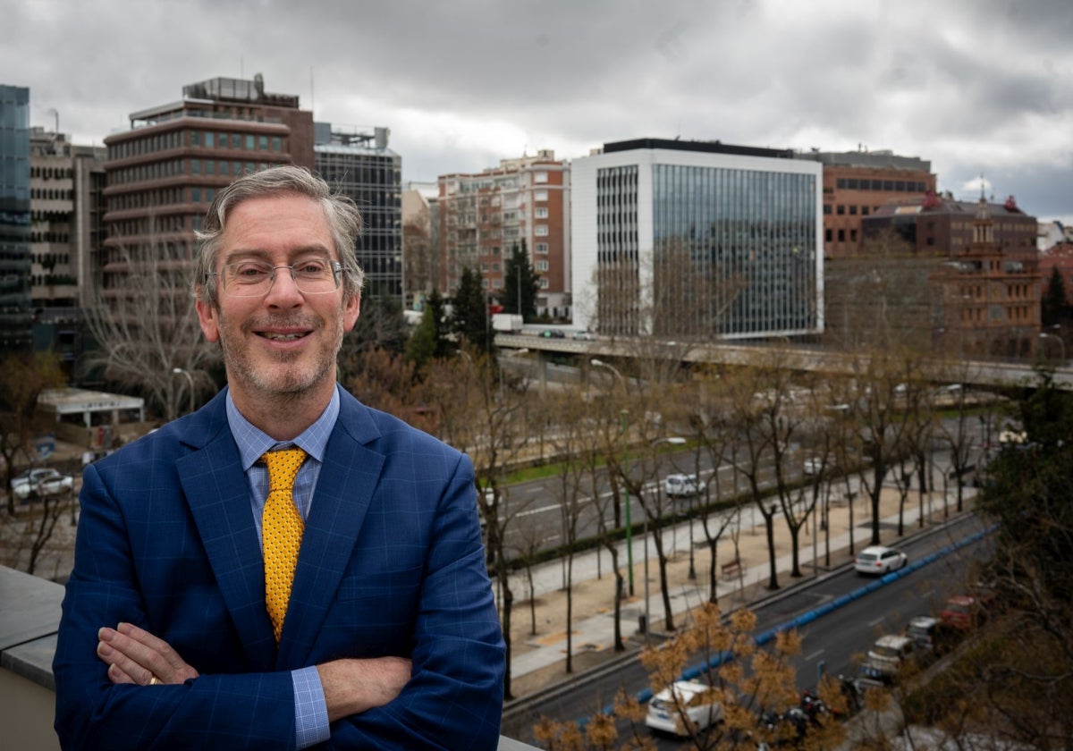 El profesor de Economía de la Universidad George Mason de Estados Unidos Bryan Caplan posa en la sede de la Fundación Rafael del Pino, donde estuvo recientemente