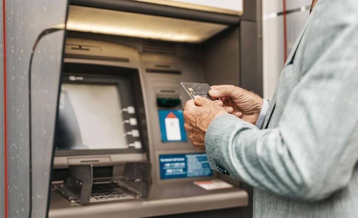 Cuándo se cobran las pensiones en abril: fecha en Caixabank, Santander, ING, BBVA y resto de bancos
