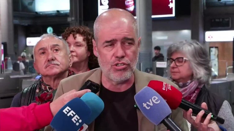 Álvarez y Sordo animan a la participación en el Primero de Mayo con un reparto de folletos en Atocha