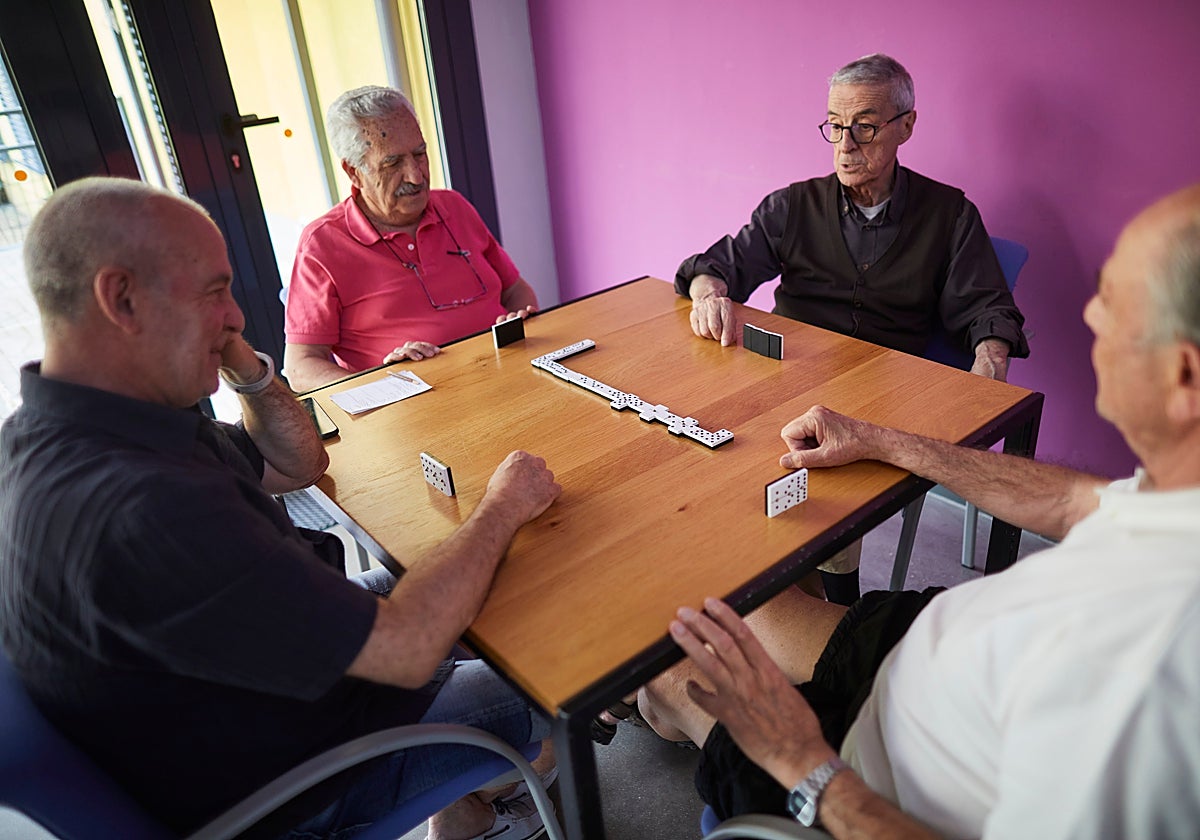 Cuatro jubilados jugando al dominó