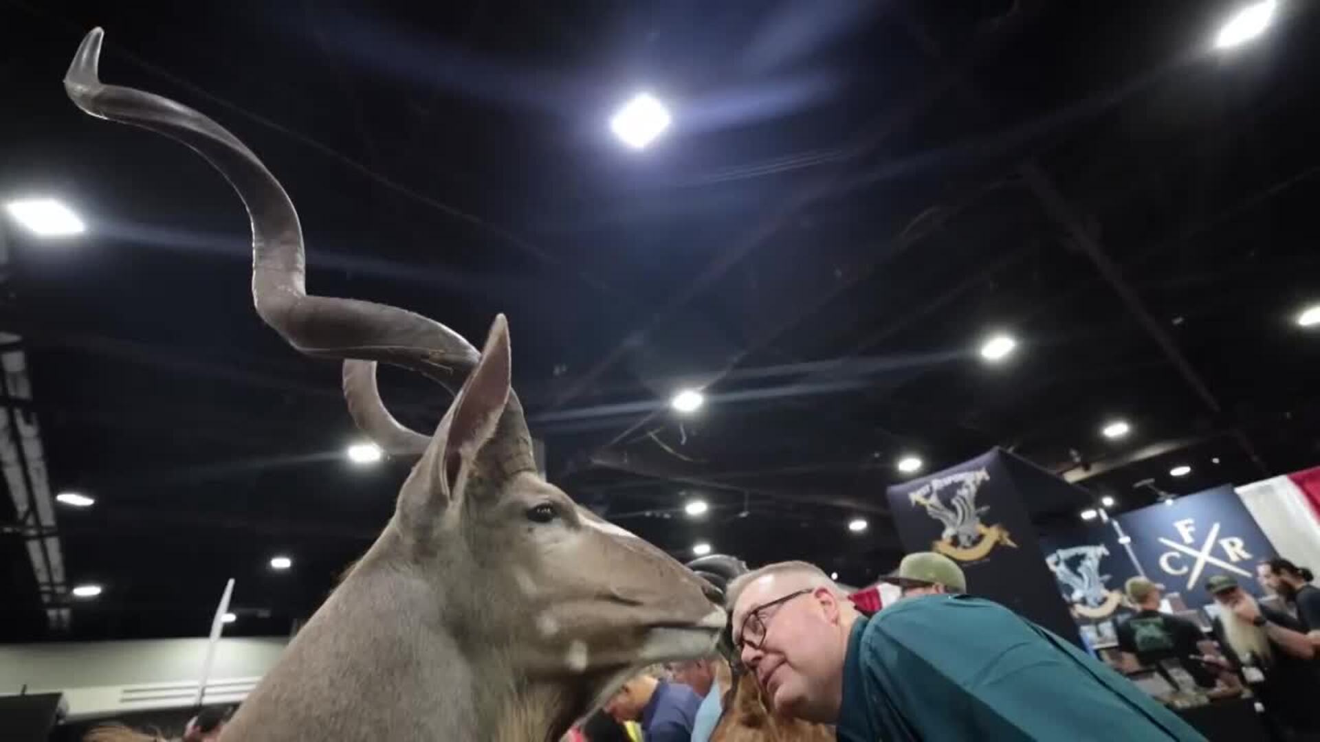 Personas asisten a la 154ª Reunión Anual y Exposiciones de la Asociación Nacional del Rifle (NRA) en Atlanta