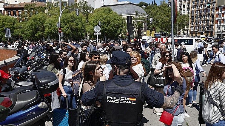 Del taxista sevillano que negocia viajes a Madrid a los cientos de atrapados en ascensores: radiografía del caos por toda España
