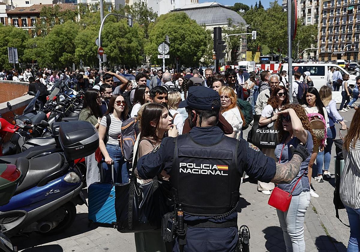 Fotografía de la estación de Atocha este lunes, durante el apagón en Madrid