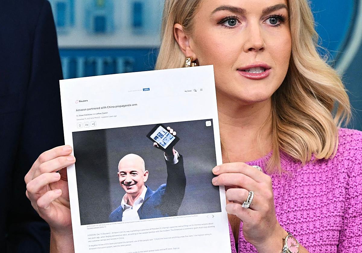 La portavoz de la Casa Blanca, Karoline Leavitt, muestra una foto del dueño de Amazon, Jeff Bezos.