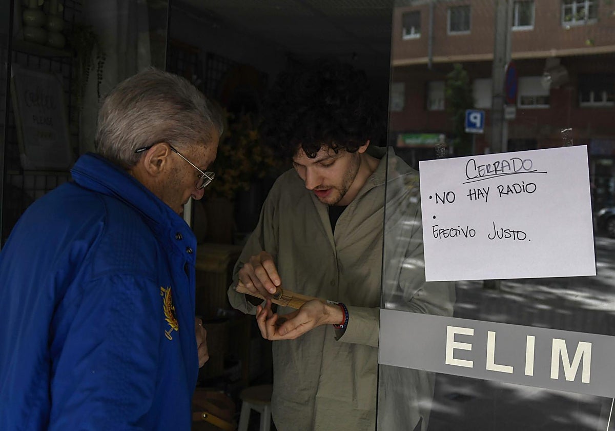 Escena ayer en un comercio de Barcelona