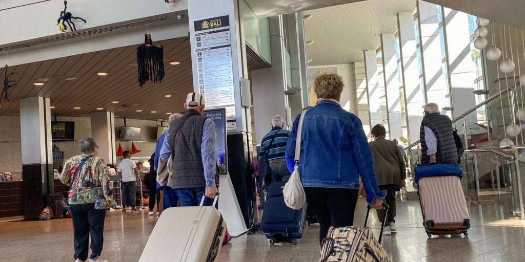 Los viajes del Imserso se abocan al retraso y los hoteleros tiran la toalla con el programa