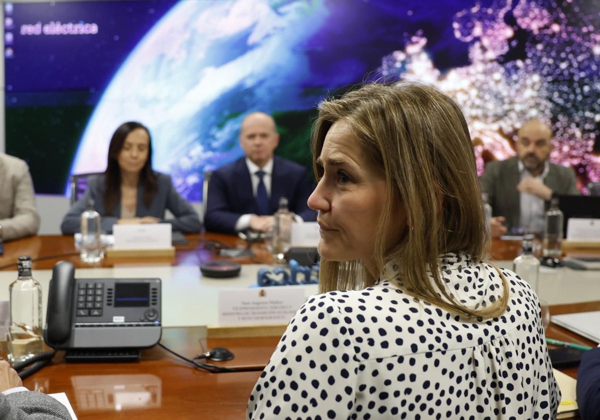La ministra, Sara Aagesen, junto a la presidenta de REE, Beatriz Corredor.