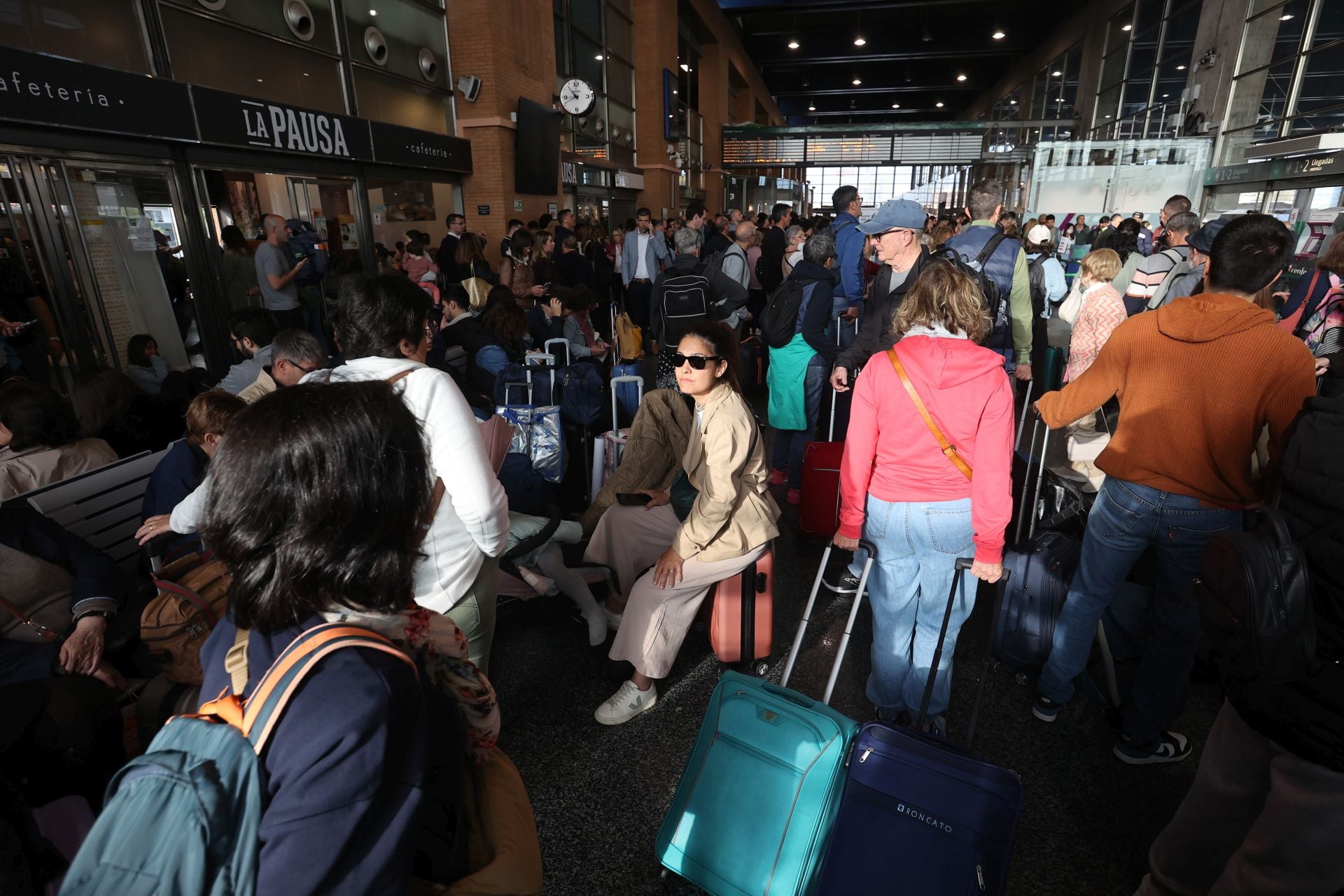 Caos en la estación de trenes de Córdoba por la avería que conecta Madrid con el sur de España.