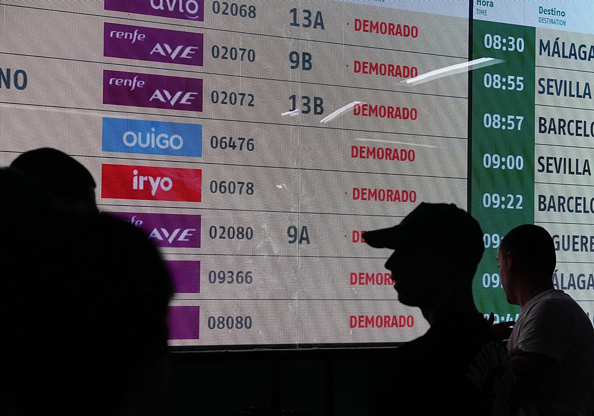 Pantallas en la estación de Madrid Puerta de Atocha anuncian retrasos en los trenes.