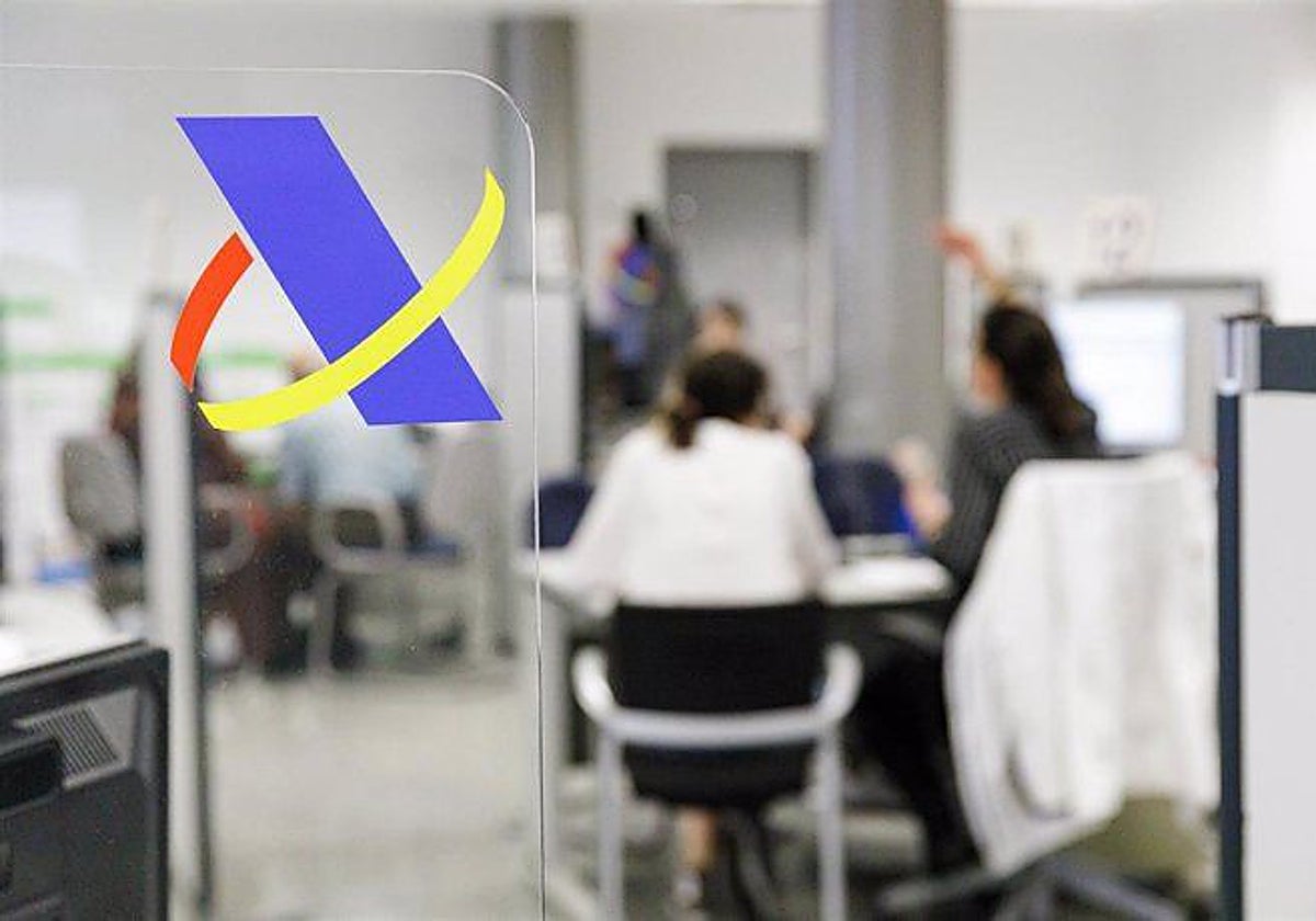 Contribuyentes en una sucursal de la Agencia Tributaria