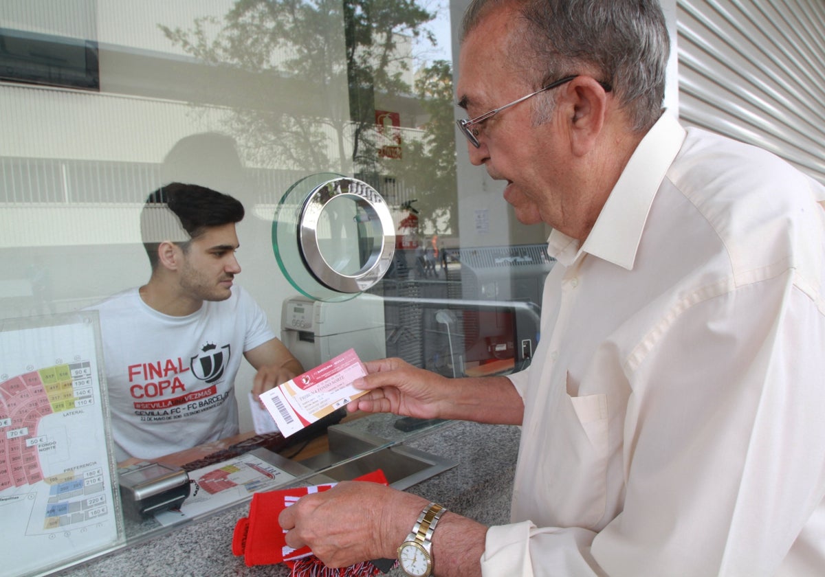 Un hombre comprando una entrada