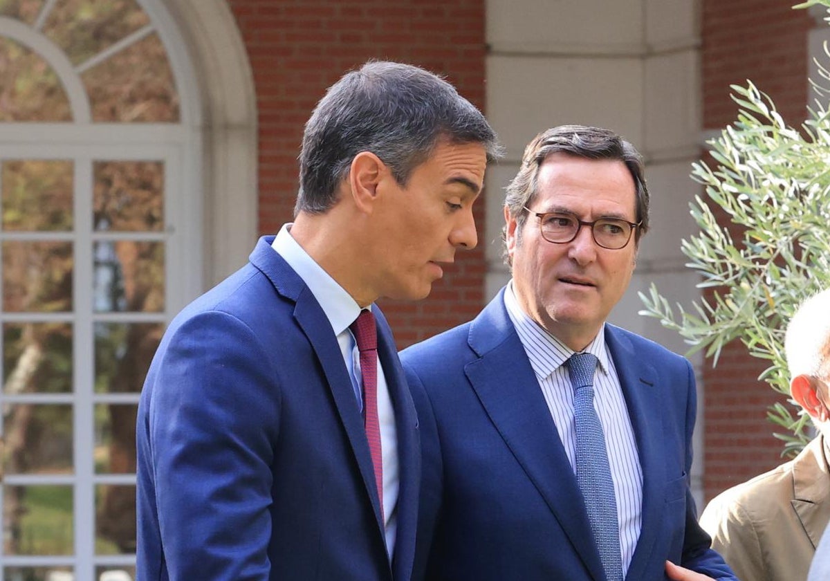 Pedro Sánchez conversa con Antonio Garamendi
