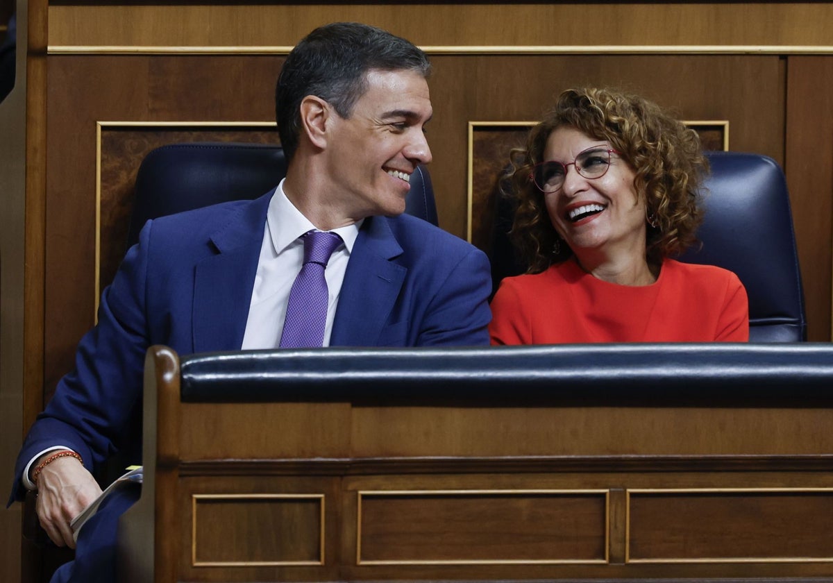 El presidente del Gobierno, Pedro Sánchez, y María Jesús Montero, ministra de Hacienda