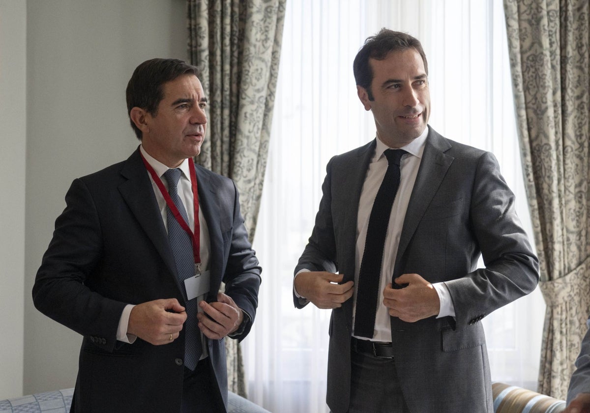 Carlos Torres (izq.), presidente de BBVA, y Carlos Cuerpo, ministro de Economía
