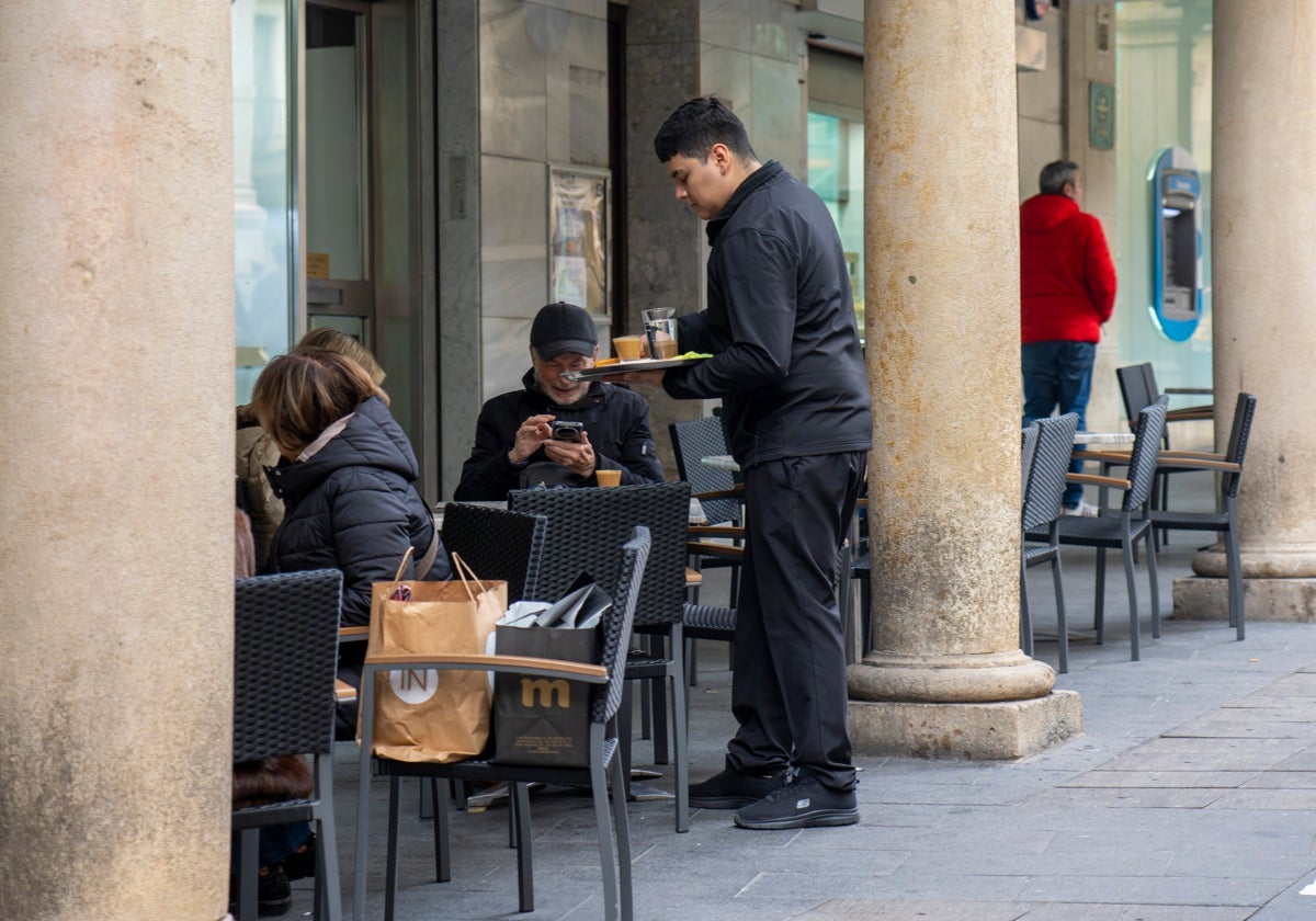 Camarero sirviendo cafés en una terraza