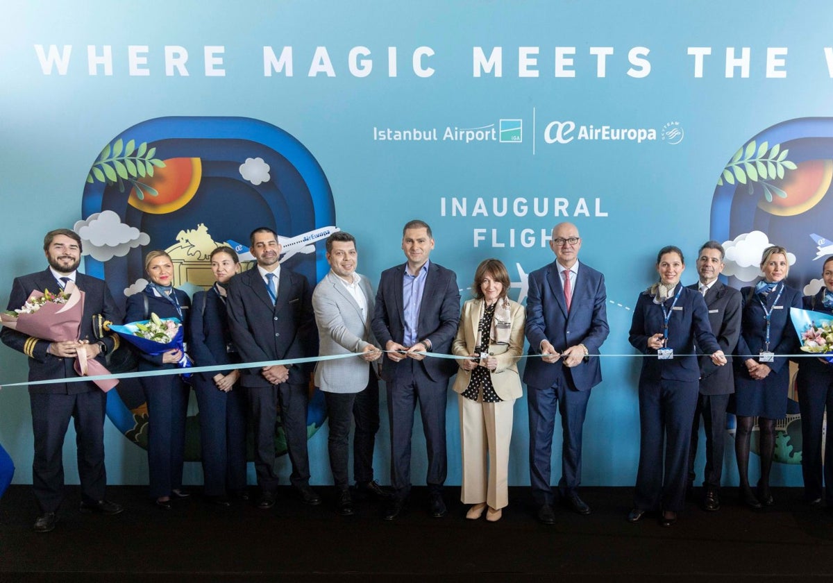 Corte de cinta en Estambul por el vuelo inaugural de Air Europa