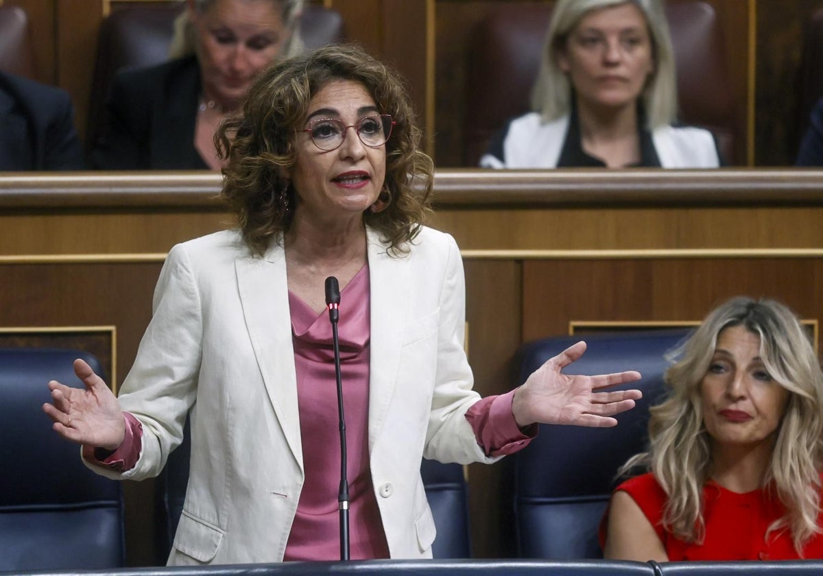 La ministra de Hacienda, María Jesús Montero, junto a la ministra de Trabajo, Yolanda Díaz