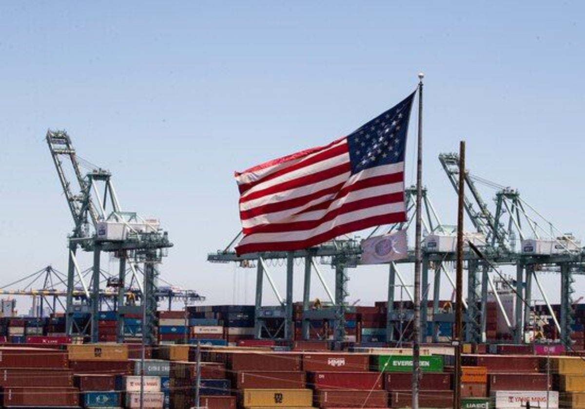 Contenedores acumulados en una zona portuaria de Estados Unidos