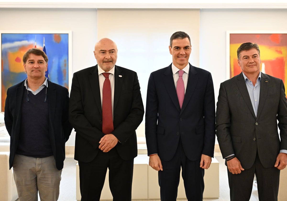 El presidente del Gobierno junto a los líderes de Pimec y Conpymes, en Moncloa.
