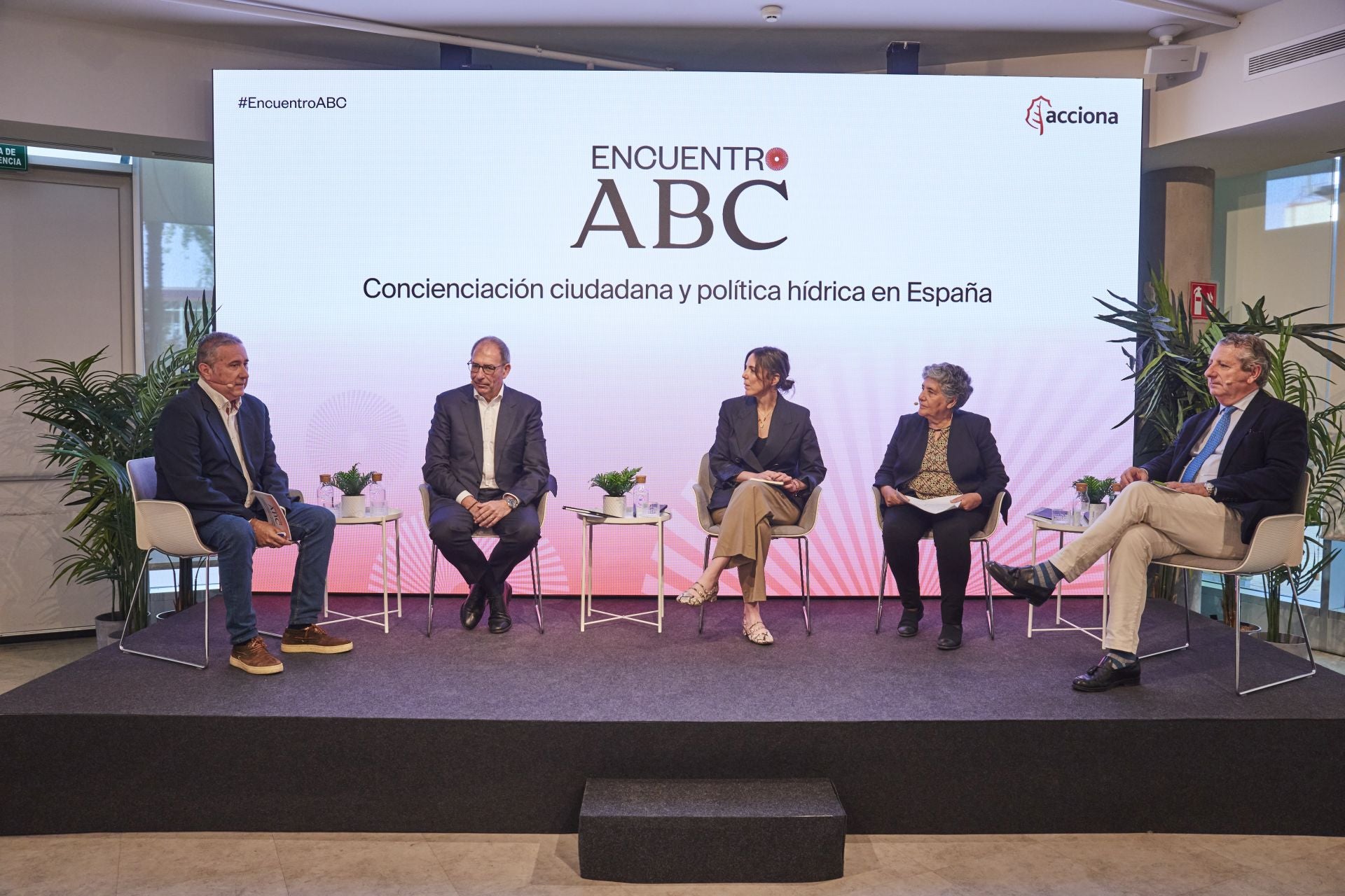 De izquierda a derecha: Alberto Velázquez (moderador), Fernando Cortabitarte (Acciona), Sofía Tirado (Real Instituto Elcano), Josefina Maestu (Universidad de Alcalá) y Jesús Maza (Daquas)