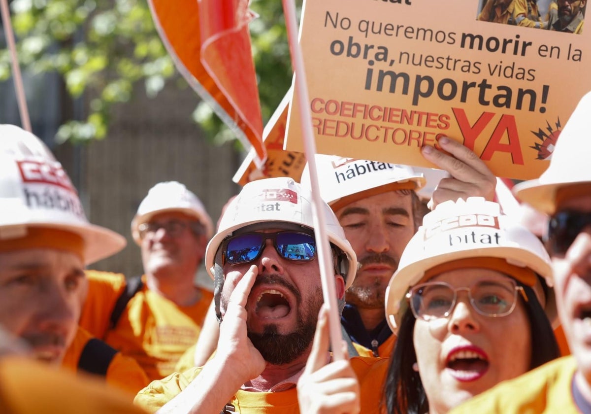 Trabajadores de la construcción en la protesta ante el Ministerio de Seguridad Social.
