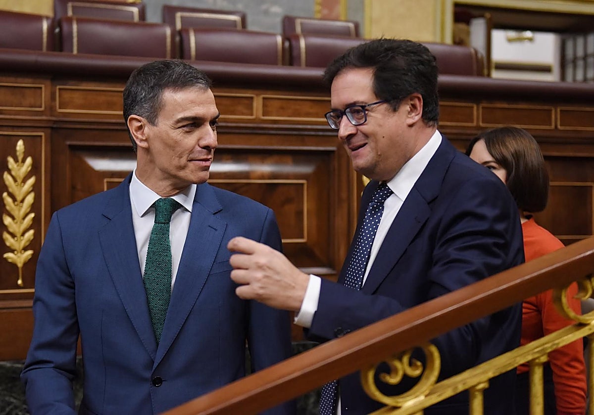 El ministro de Función Pública, Óscar López, con el presidente Sánchez el pasado 21 de mayo en el Congreso