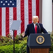 Trump atribuye el apagón en España a una gran dependencia de «energía intermitentes»