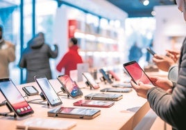 La UE lanza una ofensiva regulatoria contra los móviles 'creados para morir'