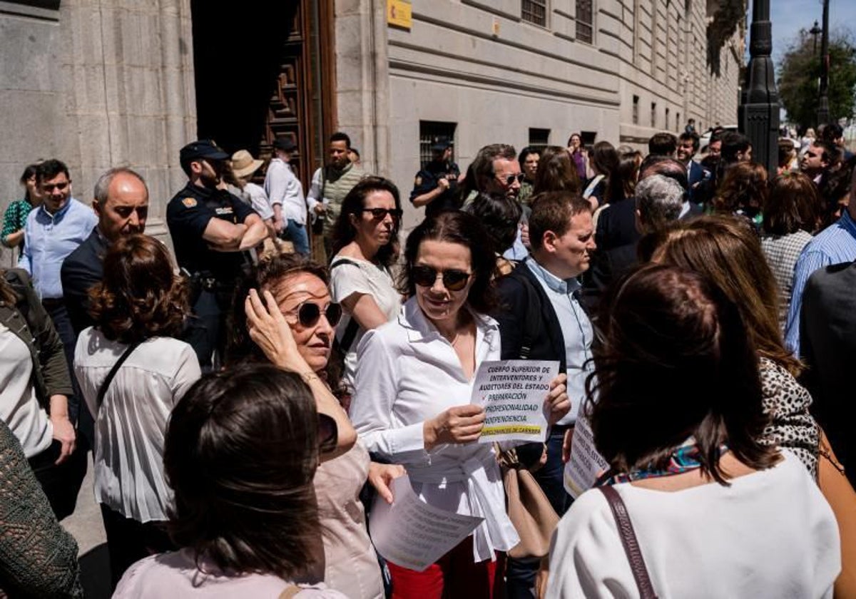 Protesta de altos funcionarios a las puertas del Ministerio de Hacienda