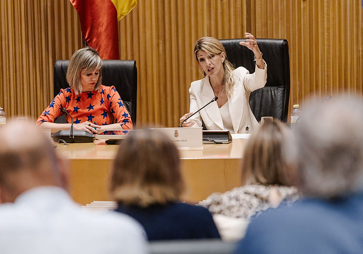 La vicepresidenta segunda y ministra de Trabajo y Economía Social, Yolanda Díaz (D), y la portavoz de Sumar en el Congreso, Verónica Martínez