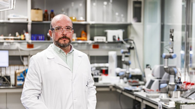 El científico Francisco Sanz en los laboratorios del Repsol Technology Lab