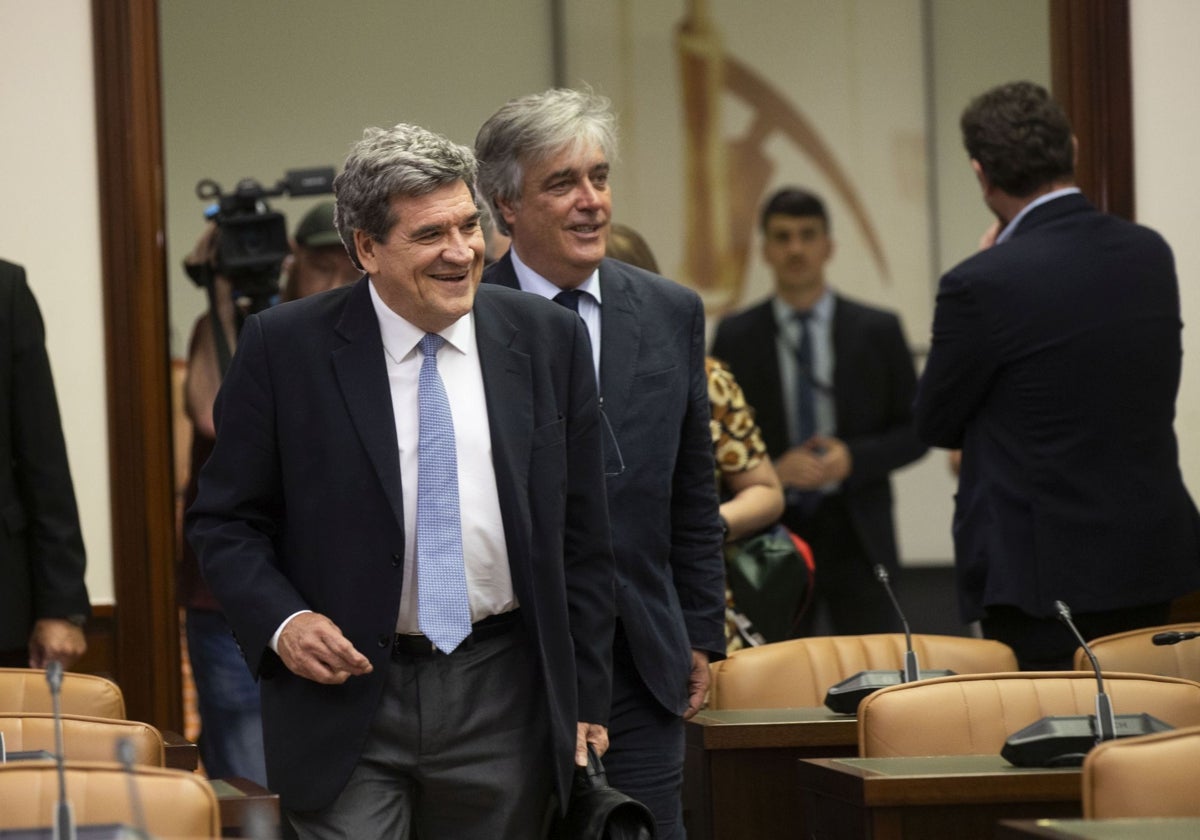 En primer plano, el gobernador del Banco de España, José Luis Escrivá
