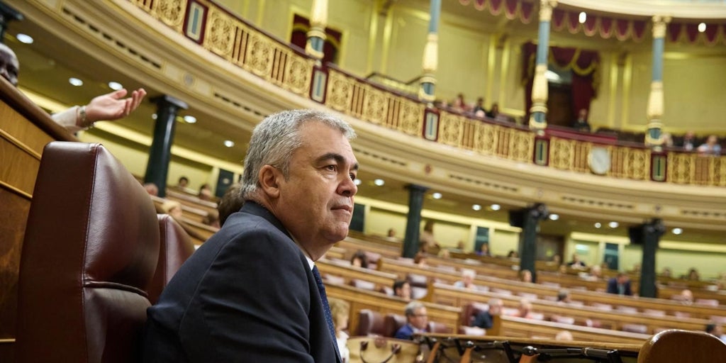 Eylem, Santos Cerdán'ın iddia edilen ısırıkları hakkındaki “cehaletini” ifade eder ve Nisan 2021'de yer alan yöneticiyi kovmasını sağlar