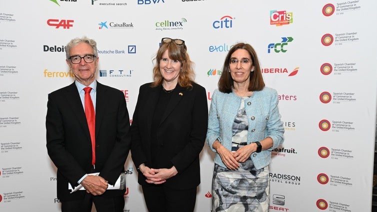 La ministra de Industria del Reino Unido, Sarah Jones, en la Cámara de Comercio Española
