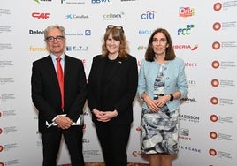 La ministra de Industria del Reino Unido, Sarah Jones, en la Cámara de Comercio Española