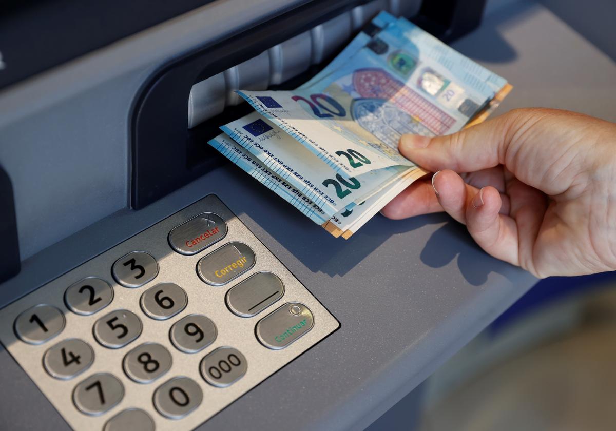 La norma europea que cambiará la forma de sacar dinero en efectivo en los cajeros de España