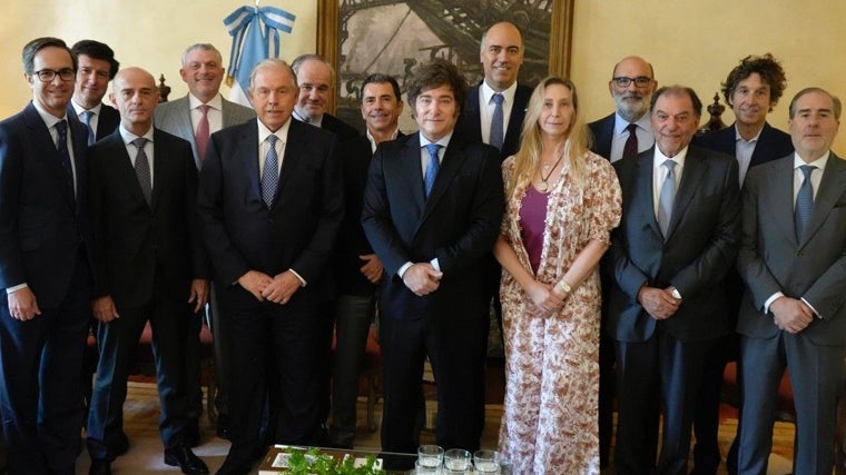 Gerardo Werthein, Javier Milei y Karina Milei al frente y detrás, de izquierda a derecha: Jorge Sáenz-Azcúnaga, Ismael Clemente, Pedro Larrea, André El Mann, Demetrio Carceller, Alberto Torrado, Wenceslao Bunge,  Fernando Abril-Martorell,  Moisés El Mann, Leandro Sigman y Hector Grisi