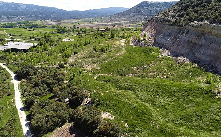 Imagen principal - Arriba,  la restauración geomorfológica de la cantera de Somolinos (Guadalajara) acometida por STONE161. Sobre estas líneas, a la izquierda, el equipo de Lain Tech, la startup ganadora del South Summit que quiere revolucionar la minería. A su derecha, una de las soluciones de Torsa para mejorar la eficiencia y la seguridad de este sector. 