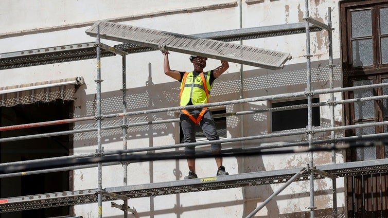 La escasez de mano de obra y el envejecimiento lastran la construcción de vivienda en España