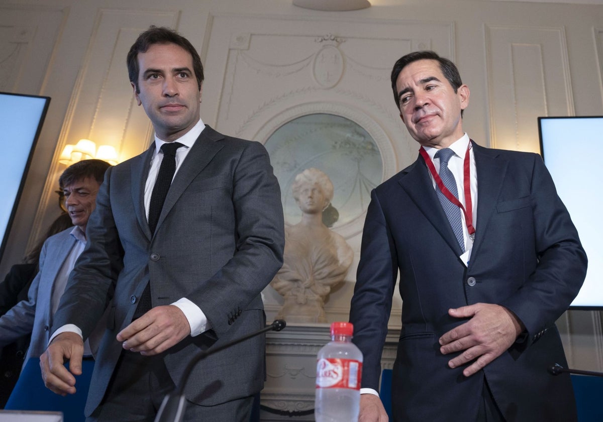 El presidente de BBVA, Carlos Torres Vila (d), y el ministro de Economía, Comercio y Empresa, Carlos Cuerpo (i)