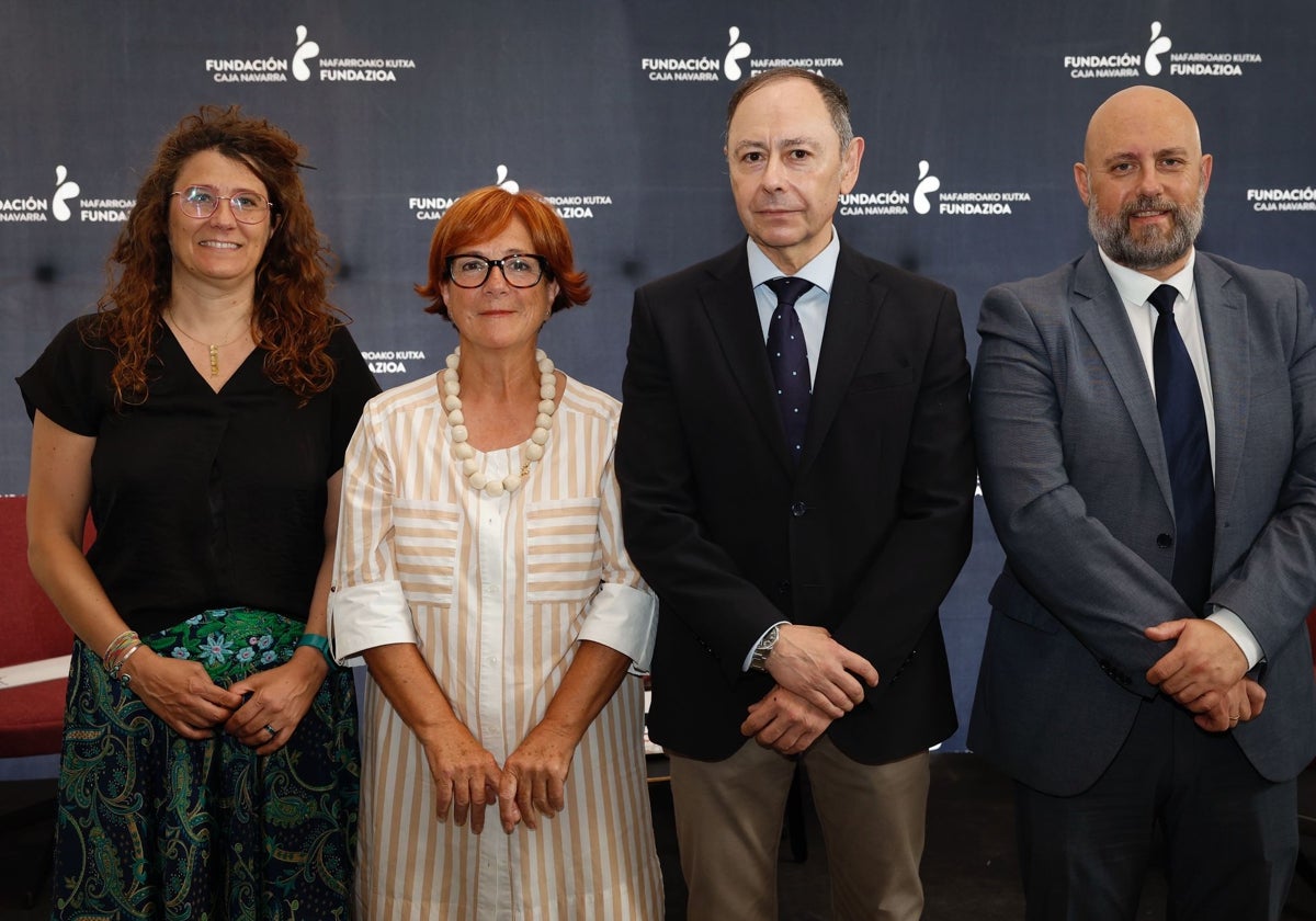 De izquierda a derecha Garbiñe Bueno, teniente alcalde del Ayuntamiento de Pamplona, Juana García, vicepresidenta de Fundación Caja Navarra; José Ángel Andrés presidente de Fundación Caja Navarra, y José Luis Arasti, consejero de Economía y Hacienda del Gobierno de Navarra